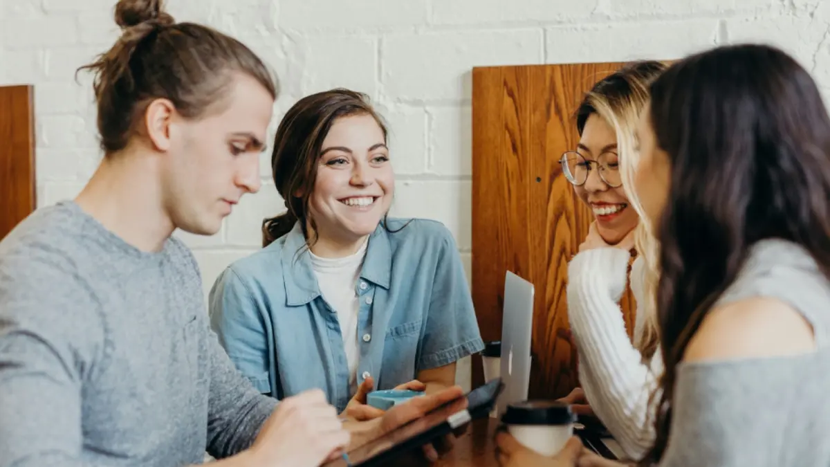 fenomena salah jurusan, tekanan yang muncul, dampak terhadap motivasi belajar, serta solusi yang bisa ditempuh agar kuliah tetap bermakna. (Brooke Cagle on Unsplash)