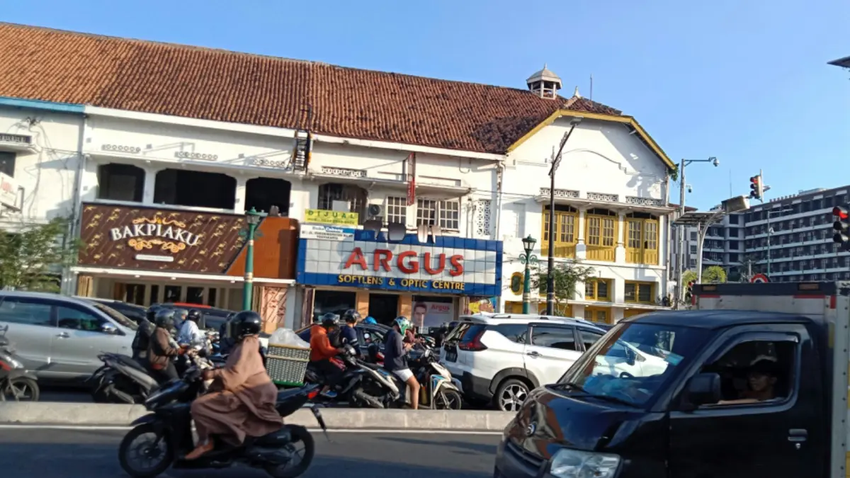 masalah infrastruktur jalan, risiko dari lampu lalu lintas mati dan jalan berlubang, ( Inna Safa on Unsplash)