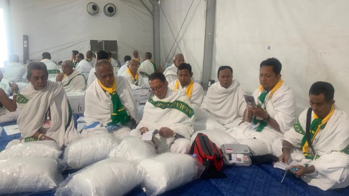 Selama berada di Tenda Arafah sejak Senin (25/5) pagi, jemaah haji Tuban memperbanyak zikir, berdoa, membaca talbiyah di dalam tenda. Insert, Kasir Sarmadi dibawa petugas kloter ke pemondokannya, Tayeb Hotel, Makkah, Minggu (24/5) sore. (DWI SETIYAWAN/RADAR TUBAN)