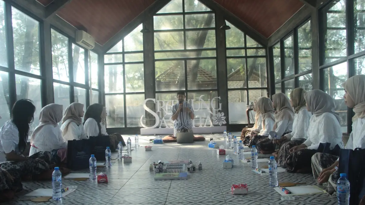 Peserta Srawung Sasmita saat mengikuti sesi kegiatan bersama dengan Padma Adhi Sandjaya, praktisi wellness di tepi pantai D’Cemara Beach Resto and Café pada Minggu (24/5) lalu. (M. ROBIT BILHAQ/RADAR TUBAN)