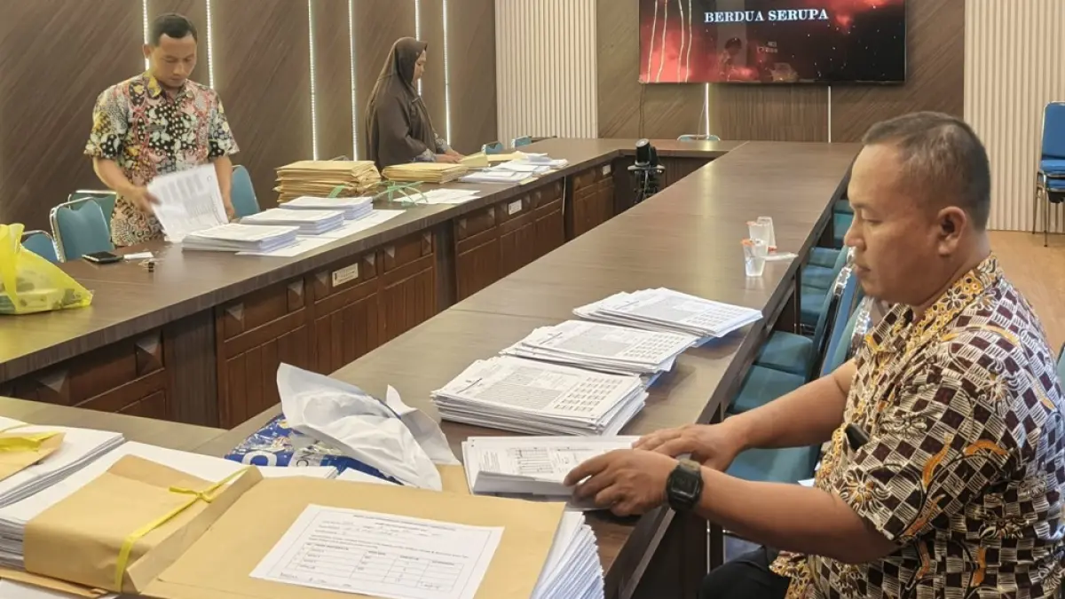 Staf bidang Pengelolaan Pendidikan SD Disdik Tuban tengah merampungkan tahap pemindaian LJK, kemarin (25/5). (RADAR TUBAN)