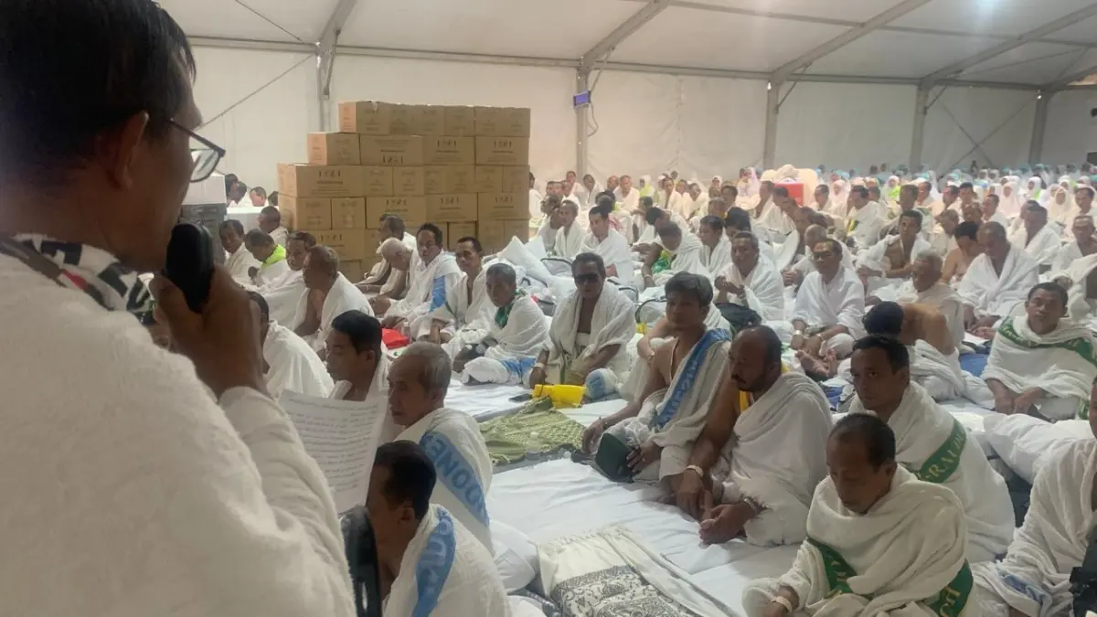 Jemaah haji Tuban di tenda markaz 60 Padang Arofah mendengar kutbah wukuf dari KH Ihsan Asyari pada Selasa (26/5) setelah duhur WAS. Dalam materi kutbahnya, jemaah diajak merenung, mengenali diri, memohon ampun, dan menata langkah untuk menjadi haji mambrur. (DWI SETIYAWN/RADAR TUBAN)
