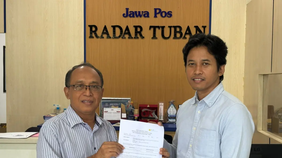 Asisten Manager SDM, Umum & CSR PLN Nusantara Power Awang Baskoro secara simbolis menyerahkan dukungan terhadap event Lomba Litnum. (YUDHA SATRIA ADITAMA/RADAR TUBAN)