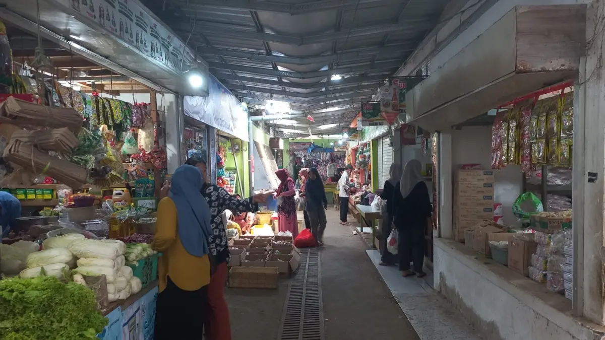 Beberapa ibu rumah tangga tampak berbelanja di Pasar Baru Tuban jelang Idul Adha. (SHAFA DINA HAYUNING MENTARI/ RADAR TUBAN)
