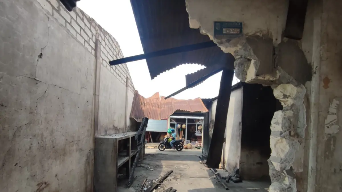 Kondisi sejumlah kios Pasar Baru Tuban tampak berserakan pasca diterpa bencana kebakaran pada akhir April lalu. (ANDREYAN/RADAR TUBAN)