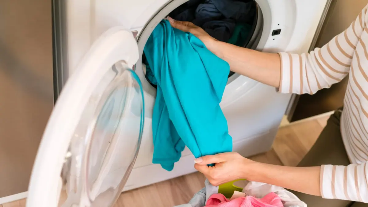 Tips Mencuci dan Menghilangkan Noda Kecap di Baju. (Freepik.com)