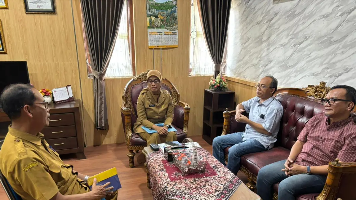 Plt Kepala Dinas Pendidikan Tuban Irma Putri Kartika didampingi Kabid PPSD M. Nurdin saat membahas persiapan Final Festival Literasi Numerasi Radar Tuban 2026 yang diikuti 266 siswa SD terbaik dari 20 kecamatan di Kabupaten Tuban. (YUDHA SATRIA ADITAMA/RADAR TUBAN)