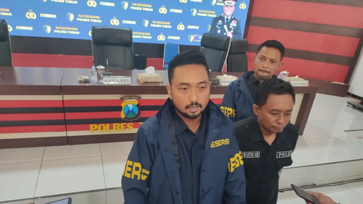 Kasat Reskrim Polres Tuban AKP Bobby Wirawan Wicaksono Elsam ketika memberikan keterangan di hadapan awak media. (ANDREYAN/RADAR TUBAN)