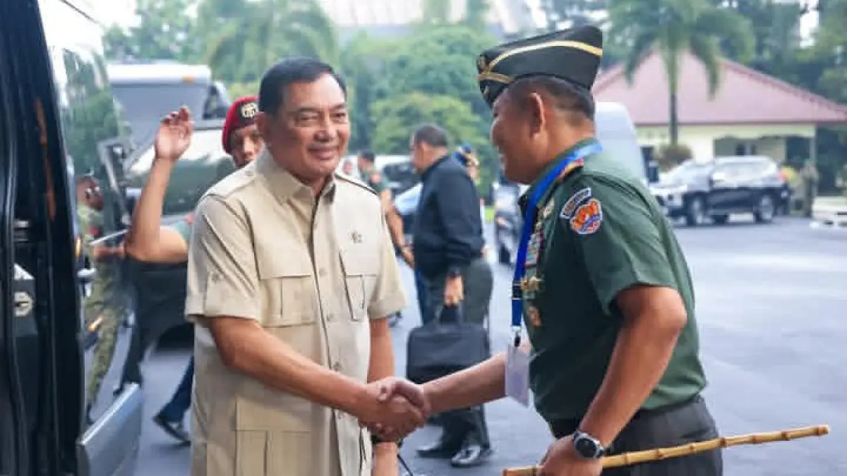 Menhan saat dampingi Presiden Prabowo taklimat kepada 1.095 perwira TNI Bandung. (Instagram @sjafrie.syamsoeddin)