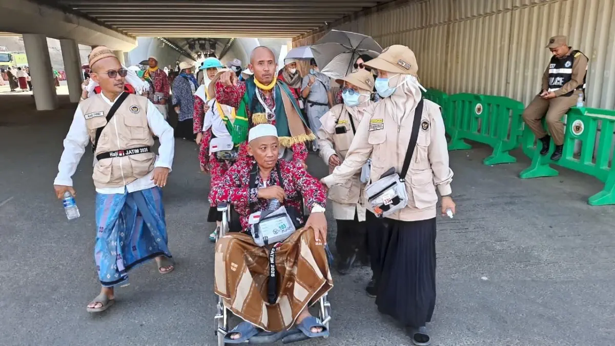 Abdurahman, jemaah haji Tuban yang lemas dan napasnya sesak saat perjalanan menuju jamarot pada Jumat (29/5) pagi, terpaksa dibawa balik tenda dengan kursi roda. (DWI SETIYAWAN/RADAR TUBAN)