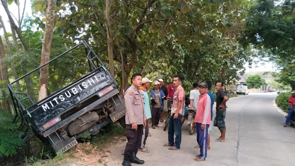 Kendaraan mobil bak terbuka pengangkut anak sekolah mengalami kecelakaan di Desa Tengger Kulon, Kecamatan Bancar, kemarin (29/5). (POLSEK BANCAR UNTUK RADAR TUBAN)