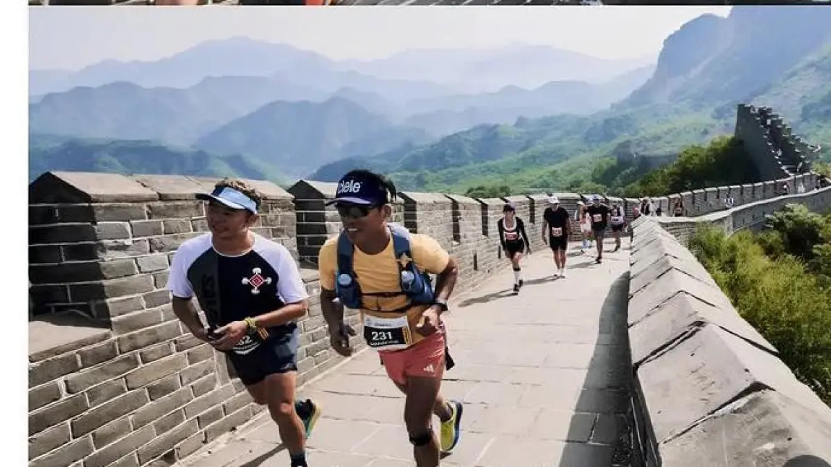 Lari maraton di great wall of China. (Instagram @lesnois.club)