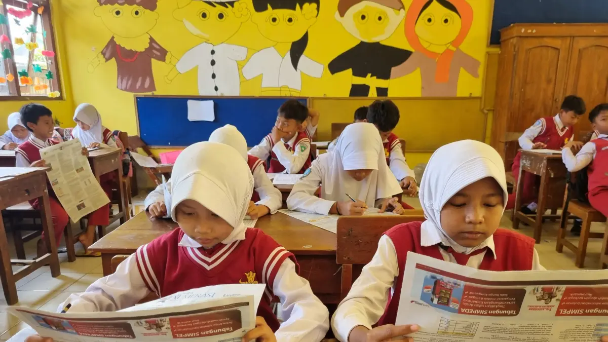 Siswa SD tengah fokus mengerjakan soal literasi numerasi pada tahap babak penyisihan beberapa waktu lalu. (Dok. Radar Tuban)
