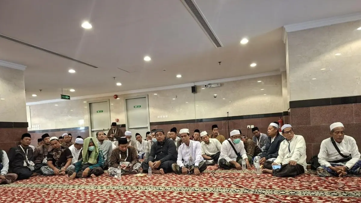 Jemaah haji Tuban yang tergabung di kloter 27 menggelar menggelar pembacaan sholawat dan tahlil bersama di pemondokannya, Fariz Ajyad 2 Hotel, Makkah. (DWI SETIYAWAN/RADAR TUBAN)