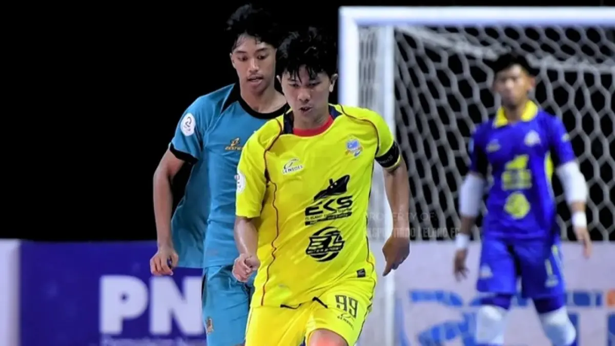 Aksi Septian Dwi Candra, pemain Elano FC Tuban di kompetisi PFL 2 pada pertandingan melawan tim futsal KLN Elit FC di GOR Bung Karno Sukoharjo, Kamis (28/5). (ELANO FC UNTUK RADAR TUBAN)