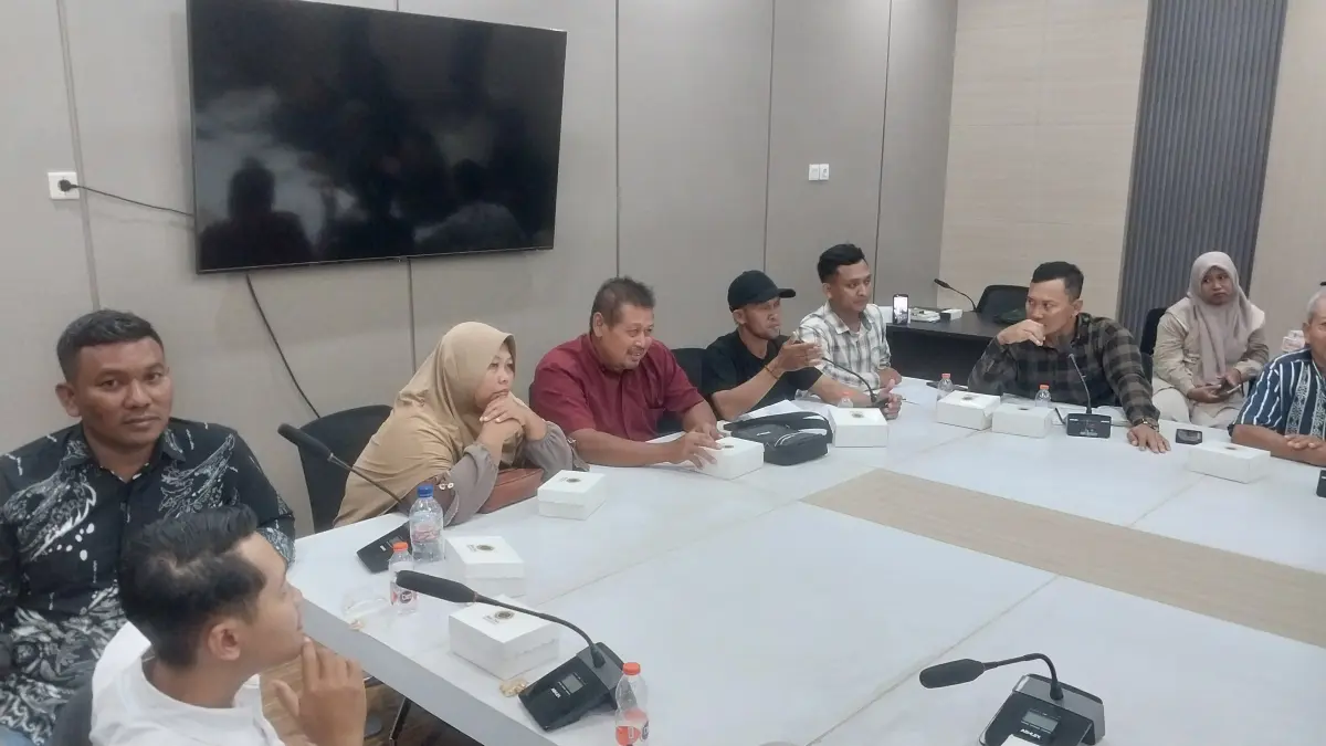 Warto (tiga dari kanan) bersama keluarga di dalam ruang komisi II DPRD Tuban saat mediasi Jumat (29/5) lalu. (M. MAHFUDZ MUNTAHA/RADAR TUBAN)