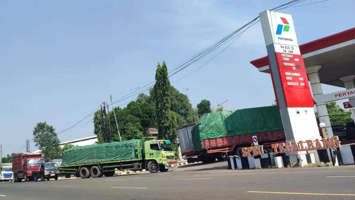 Antrean mengular para sopir kendaraan muatan berat di SPBU Tegalbang, Kecamatan Semanding, kemarin (1/6). (ANDREYAN/RADAR TUBAN)