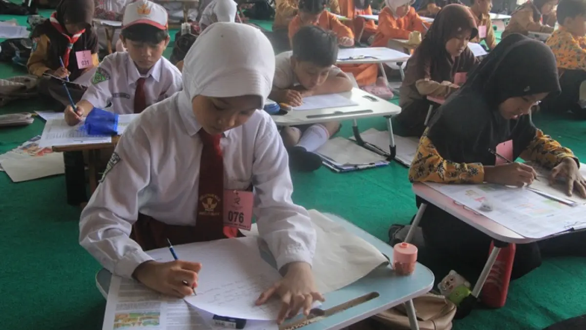 Finalis Lomba Literasi Numerasi 2026 tampak fokus dan tekun saat melangsungkan babak final yang digelar di venue Lapangan Basket GOR Rangga Jaya Anoraga, Sabtu (30/5). (DOKUMEN RADAR TUBAN)