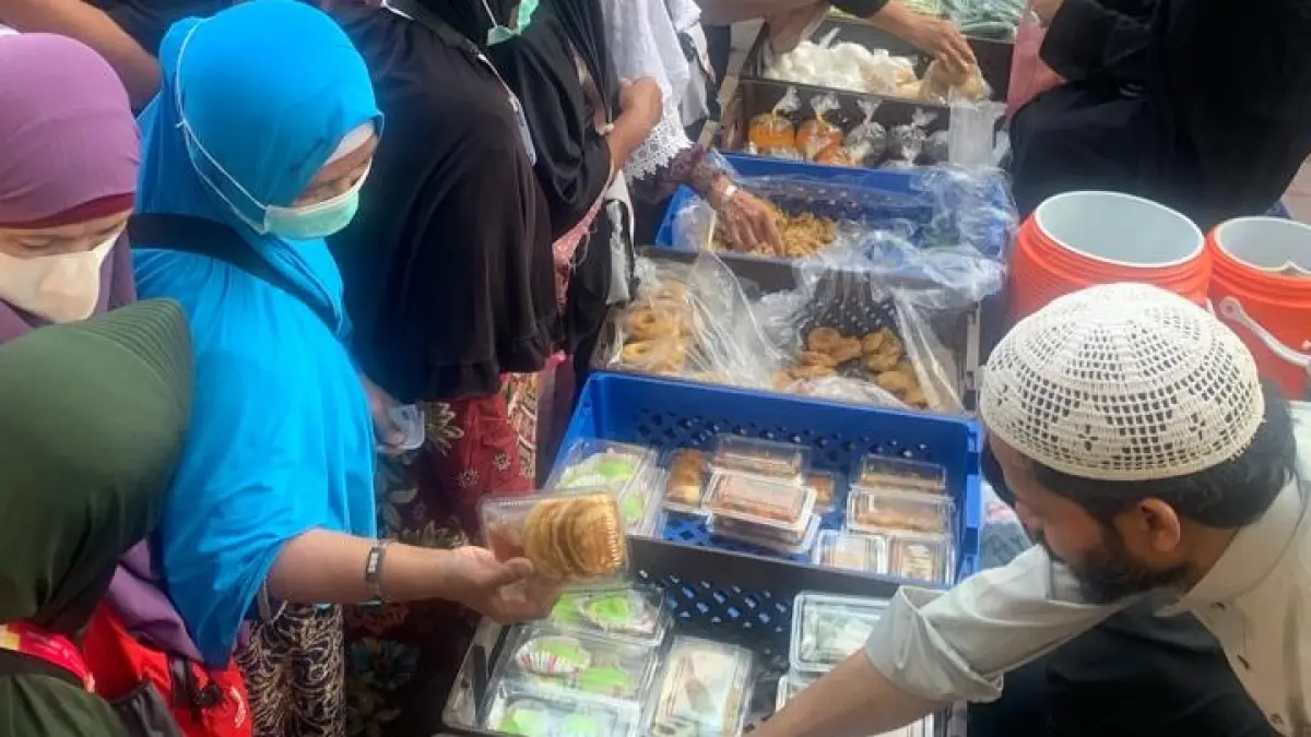 Setelah selesainya ritual Arofah, Muzdalifah, dan Mina, jalan di sepanjang Syisah, kawasan hotel yang dihuni jemaah haji Tuban kembali dipenuhi pedagang makanan dan oleh-oleh haji.&nbsp;(DWI SETIYAWAN/RADAR TUBAN)