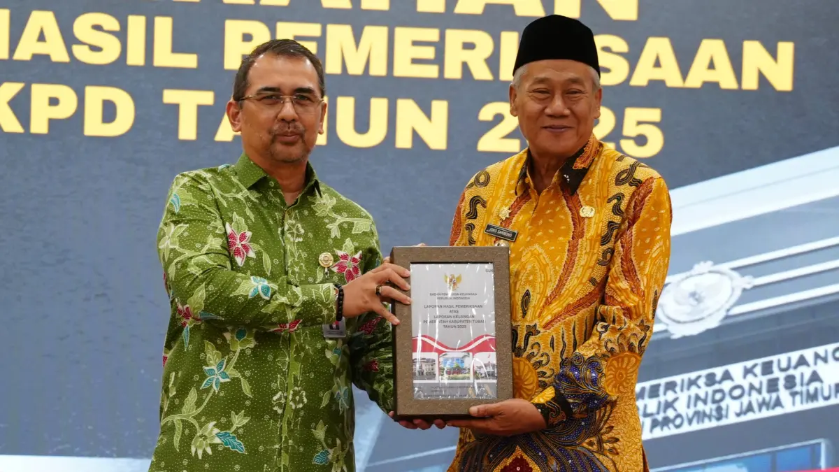 Wakil Bupati Tuban Joko Sarwono menerima penghargaan Opini WTP atas LKPD tahun anggaran 2025. (DISKOMINFO-SP UNTUK RADAR TUBAN)