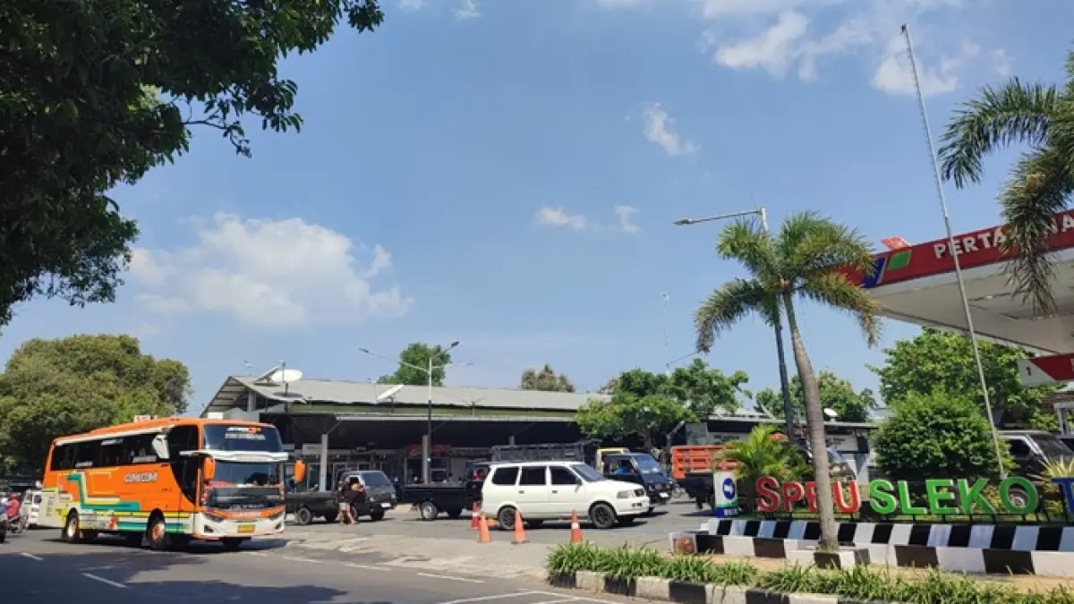 Antrean panjang kendaraan di SPBU Manunggal Tuban, imbas kelangkaan solar, kemarin (2/6). (ANDREYAN/RADAR TUBAN)