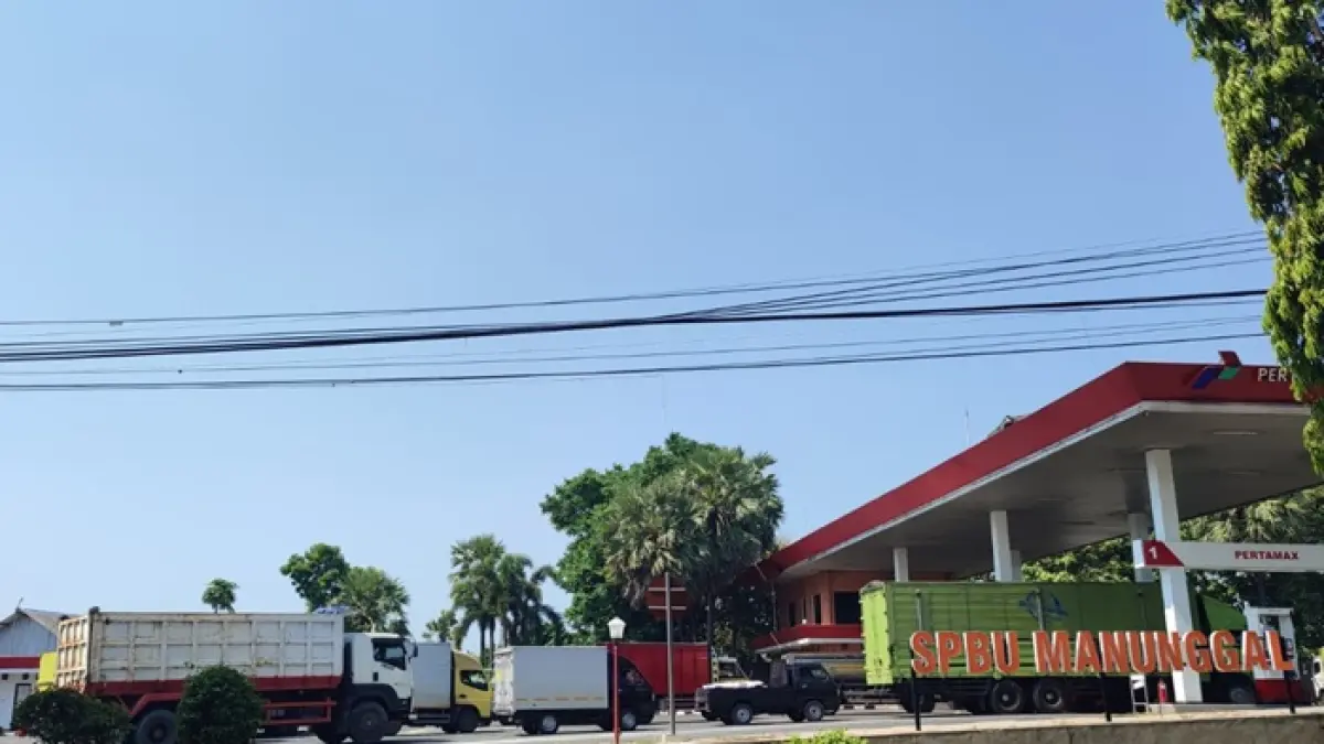 Kelangkaan solar di Tuban membuat polisi meningkatkan pengawasan distribusi BBM subsidi dan mengantisipasi praktik penimbunan. (ANDREYAN/RADAR TUBAN)