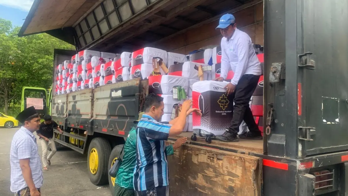 Koper bagasi jemaah haji Tuban yang diangkut kontainer boks dari halaman kantor Dinas Perhubungan Tuban menuju Asrama Haji Embarkasi Surabaya pada 27 April lalu. (DWI SETIYAWAN/RADAR TUBAN)