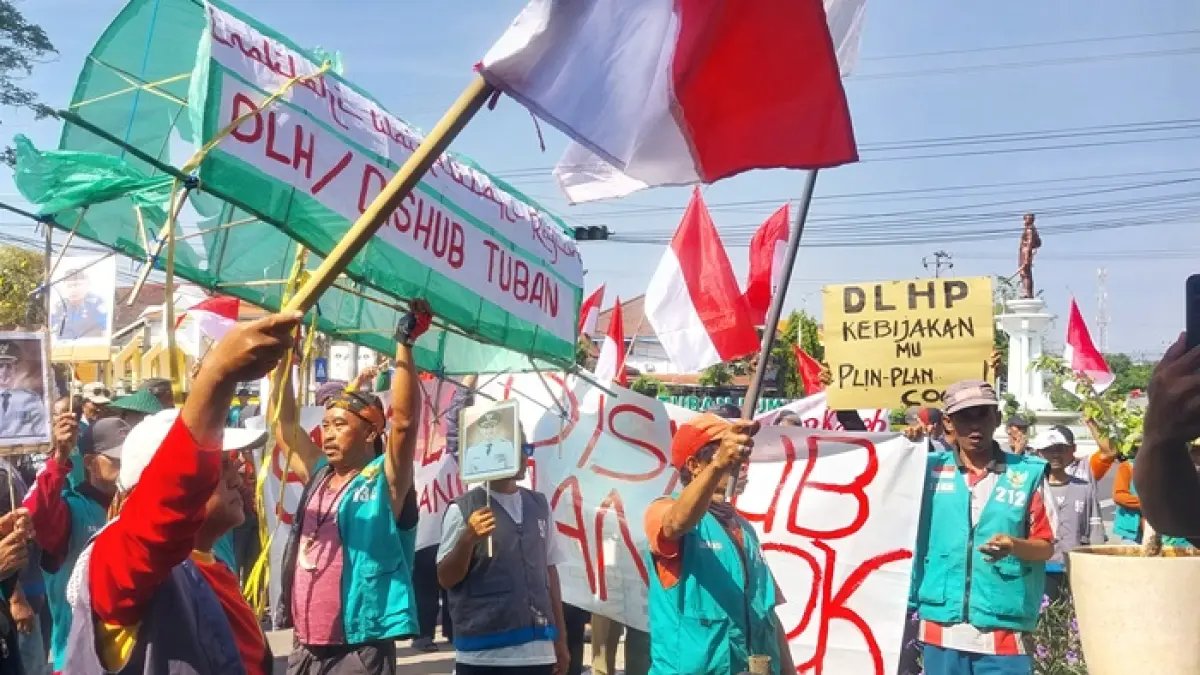 Ratusan pebecak dan PKL Parkir Wisata Kebonsari menggelar aksi unjuk rasa di depan kantor DPRD Tuban kemarin (2/6). (M. MAHFUDZ MUNTAHA/RADAR TUBAN)