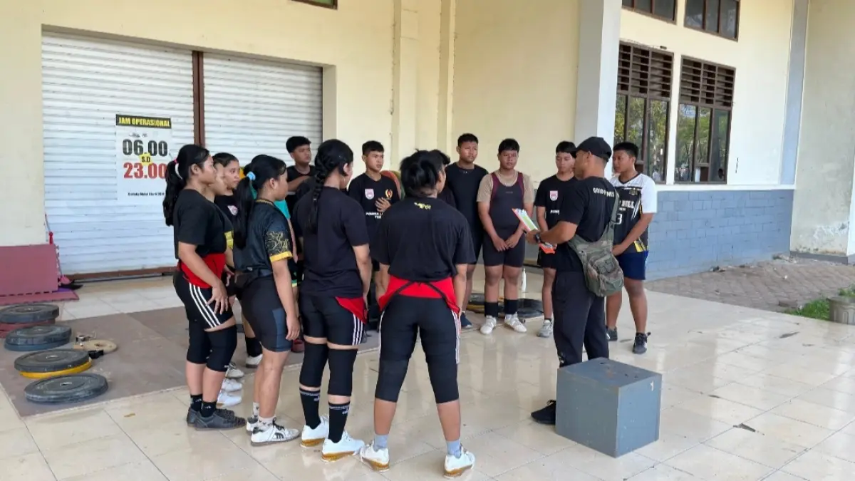 Para atlet cabor angkat berat Tuban ketika melakukan latihan bersama jelang menghadapi Kejurprov Jatim 2026. (PABERSI TUBAN UNTUK RADAR TUBAN)