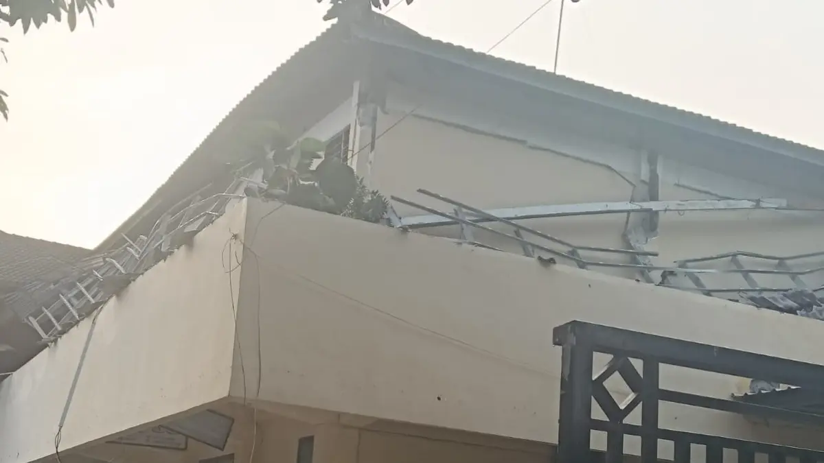 Bangunan lantai dua SDN Kutorejo 3 Tuban yang diduga lapuk membuat Disdik Tuban bersama PUPR melakukan penanganan darurat di lokasi kejadian. (RADAR TUBAN)