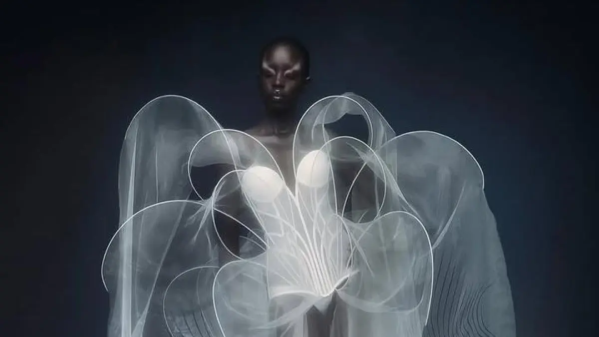 Ilustrasi gaun adibusana Iris Van Herpen . (Instagram @clozetteid)