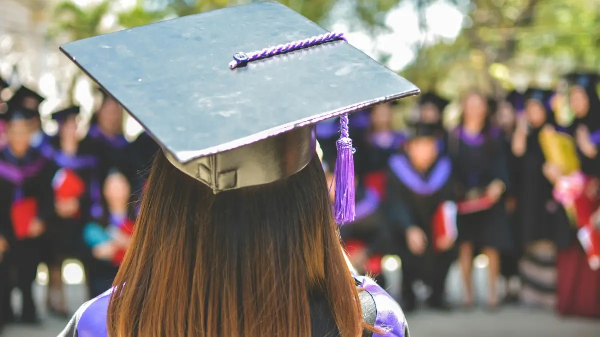 fenomena meningkatnya jumlah lulusan cumlaude, perubahan standar akademik, serta relevansi IPK di dunia kerja modern. (MD Duran on Unsplash)