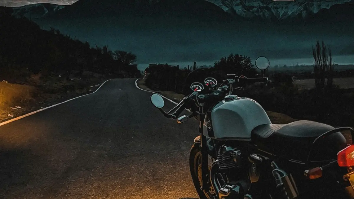 Menerka-nerka alasan masih saja ada pengendara motor yang tanpa lampu. (Glen Alejandro on Unsplash)