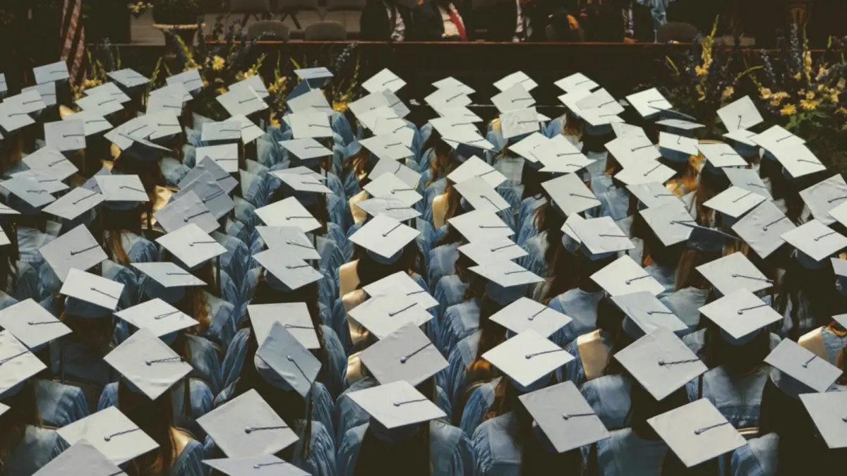 mitos dan realita gelar sarjana. (Joshua Hoehne on Unsplash)
