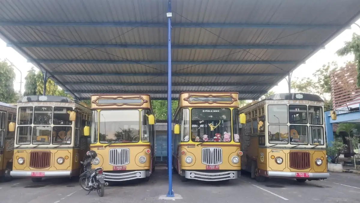 Sejumlah Bus Si Mas Ganteng terparkir rapi di kantor dinas perhubungan di Jalan Teuku Umar kemarin (5/6). Angkutan publik gratis ini akan segera dikelola Perseroda RSM. (M.MAHFUDZ MUNTAHA/RADAR TUBAN)