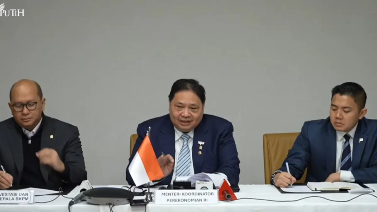 Menko Perekonomian Airlangga Hartarto (tengah) bersama Menteri Investasi dan Hilirasasi Rosan Roeslani (kiri) dan Sekretaris Kabinet Teddy Indra Wijaya (kanan) menyampaikan keterangan pers terkait perjanjian perdagangan timbal balik Indonesia-AS di Washington DC, Amerika Serikat, Kamis (19/2).(Jawapos)