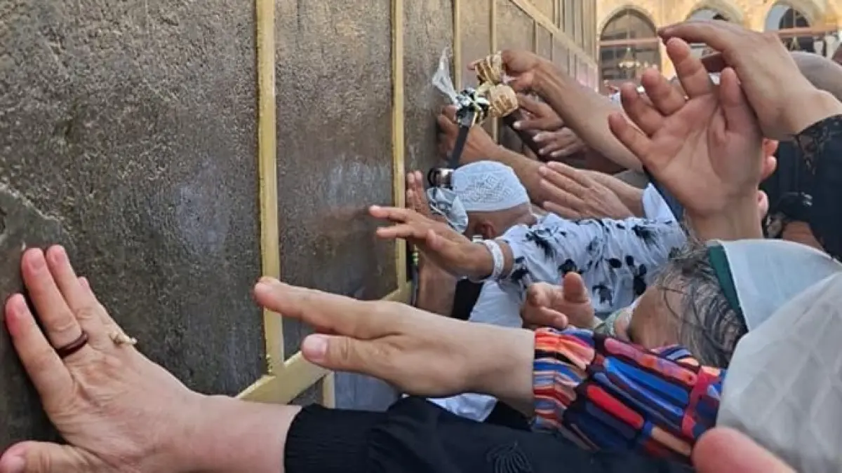 Jemaah haji dari seluruh dunia, termasuk dari Tuban menempelkan wajah pada dinding Kakbah sambil berdoa. Jemaah lain mengusapkan sajadah dan tasbih. (DWI SETIYAWAN/RADAR TUBAN)