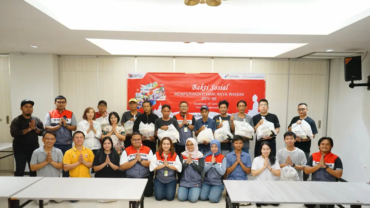 Momentum Waisak dimanfaatkan Pertamina untuk memperkuat toleransi dan kepedulian sosial melalui penyaluran bantuan sembako di Surabaya. (PERTAMINA PATRA NIAGA UNTUK RADAR TUBAN)