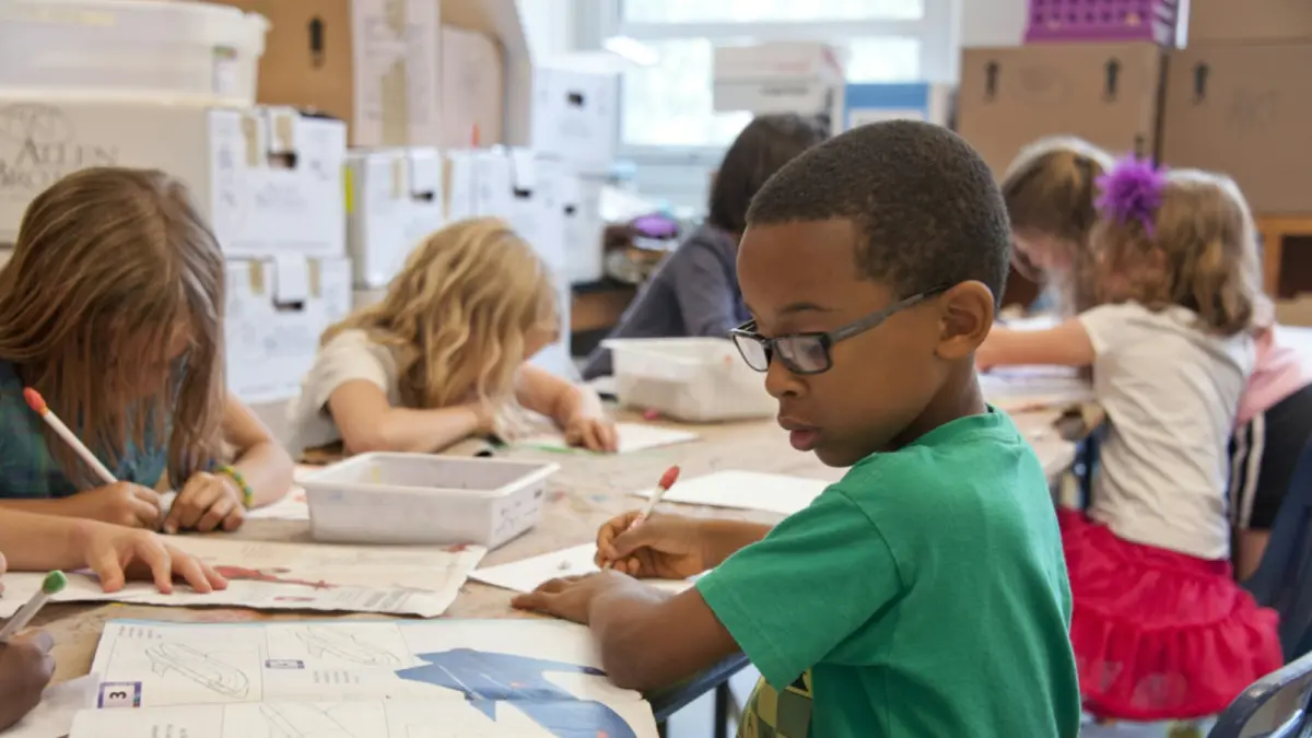 Peran sekolah di era digital, serta mengapa pendidikan formal tetap relevan meski kursus dan pelatihan semakin mudah diakses. (CDC on Unsplash)