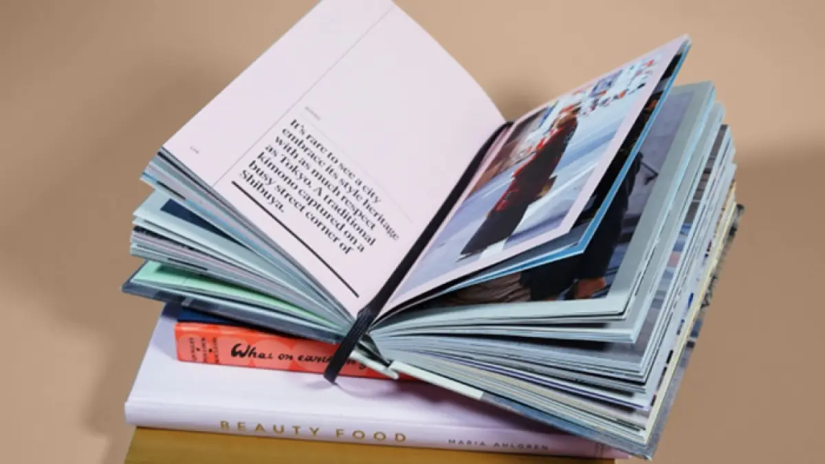 Tren meningkatnya minat baca buku fisik di kalangan anak muda. (Studio Media on Unsplash)
