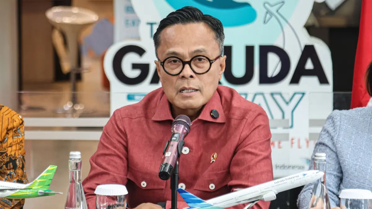 COO Danantara Indonesia Dony Oskaria berbicara saat Pers Danantara Indonesia Dan Garuda, di Garuda Sentra Operasi, Bandara Soekarno-Hatta, Tangerang, Kamis (13/11). (Hanung Hambara/Jawa Pos)