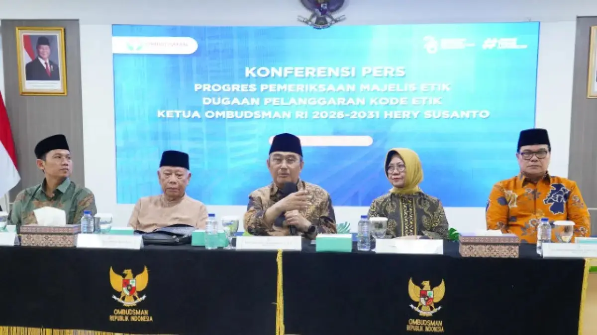 Majelie Etik Ombudsman RI menggelar konferensi pers menyikapi dugaan etik Ketua Ombudsman RI Hery Susanto, di Kantor Ombudsman RI, Jakarta, Jumat (29/5). (Jawa Pos)