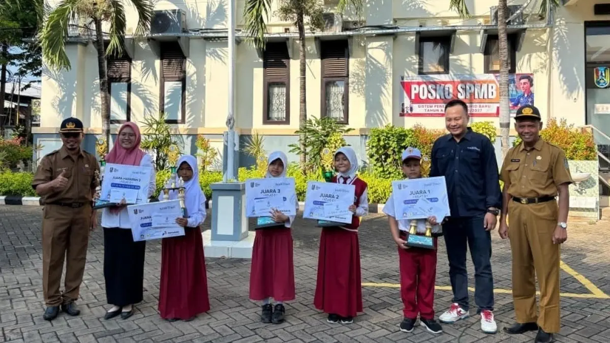 Dari kiri, Kabid SMP Siswo Suwarko didampingi Manager Digital Jawa Pos Radar Tuban Yudha Satria Aditama dan Kabid SD M. Nurdin menyerahkan penghargaan kepada juara literasi numerasi kelas 3.&nbsp;(SINTA ARISKA/RADAR TUBAN)