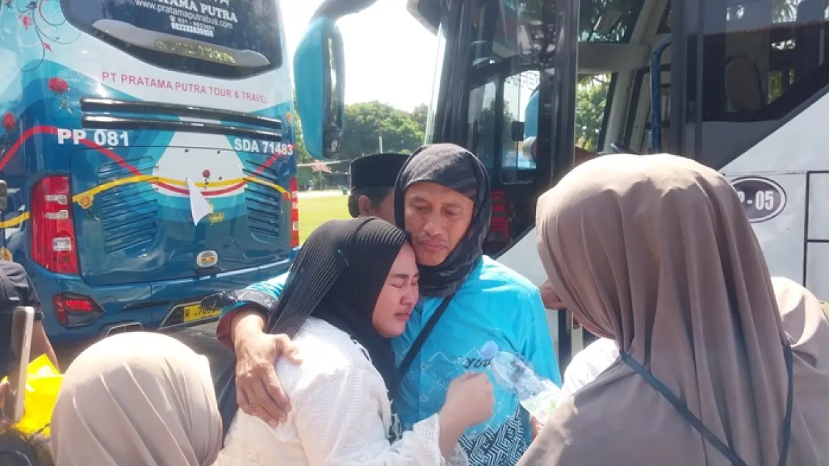 Jemaah haji berpelukan dengan keluarga setelah turun dari bus di Kompi Senapan C Tuban, kemarin (8/6). (M. MAHFUDZ MUNTAHA/TUBAN)