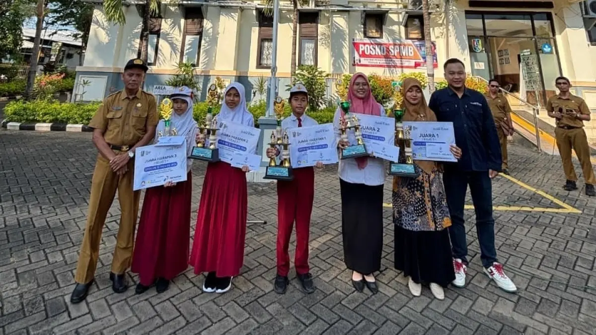 Perwakilan juara lomba literasi-numerasi kelas 5 menerima penghargaan didampingi Manager Digital Jawa Pos Radar Tuban Yudha Satria Aditama dan Kabid SD Disdik Tuban M. Nurdin. (SINTA ARISKA/RADAR TUBAN)
