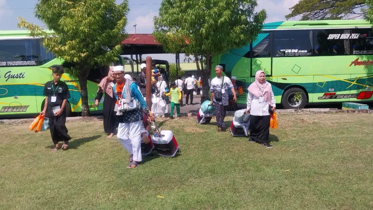Jemaah haji dari kloter 26 tiba di Kompi Senapan C Tuban pada Senin (8/6) lalu. (M. MAHFUDZ MUNTAHA/RADAR TUBAN)
