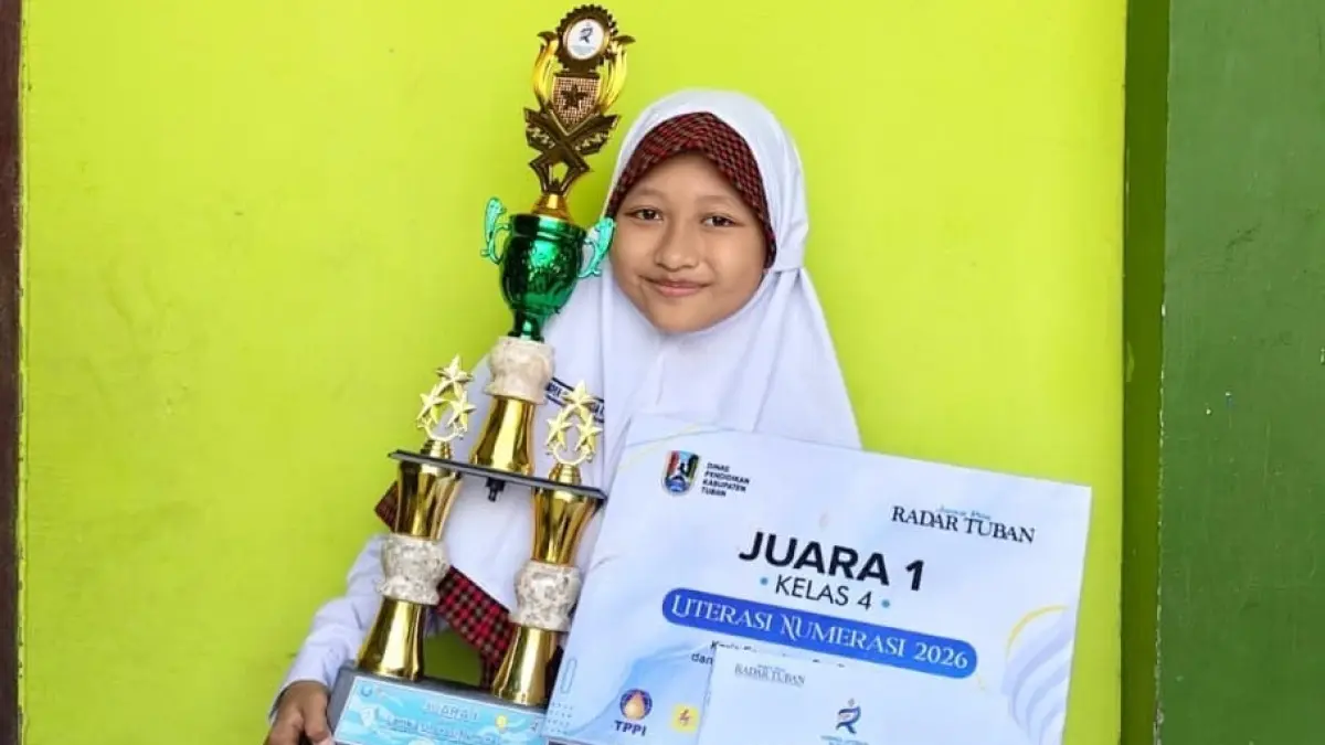 Anindya tampak sumringah berfoto dengan piala dan piagam penghargaannya setelah menjuarai Lomba Literasi Numerasi Jawa Pos Radar Tuban 2026. (SDIT AL-HIKMAH UNTUK RADAR TUBAN)