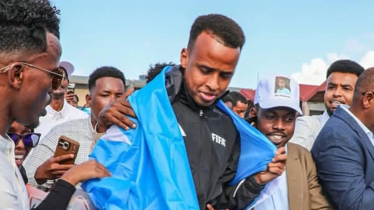 Omar Abdulkadir Artan, wasit Somalia saat disambut penuh kehormatan oleh rakyat. (Instagram @skysport)