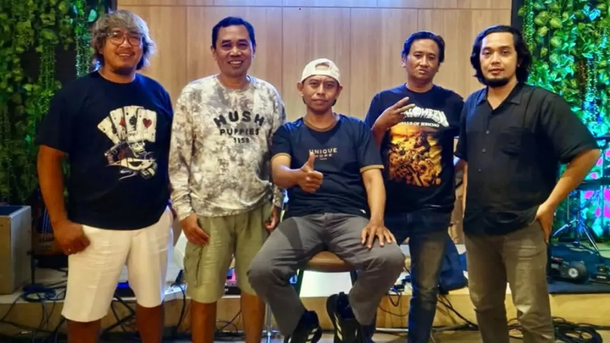 Jam Satu siap menghibur pengunjung Omah Pepeg Sabtu (13/6) malam, sekaligus memberi semangat bagi musisi Tuban untuk terus berkarya. (DOKUMEN RADAR TUBAN)