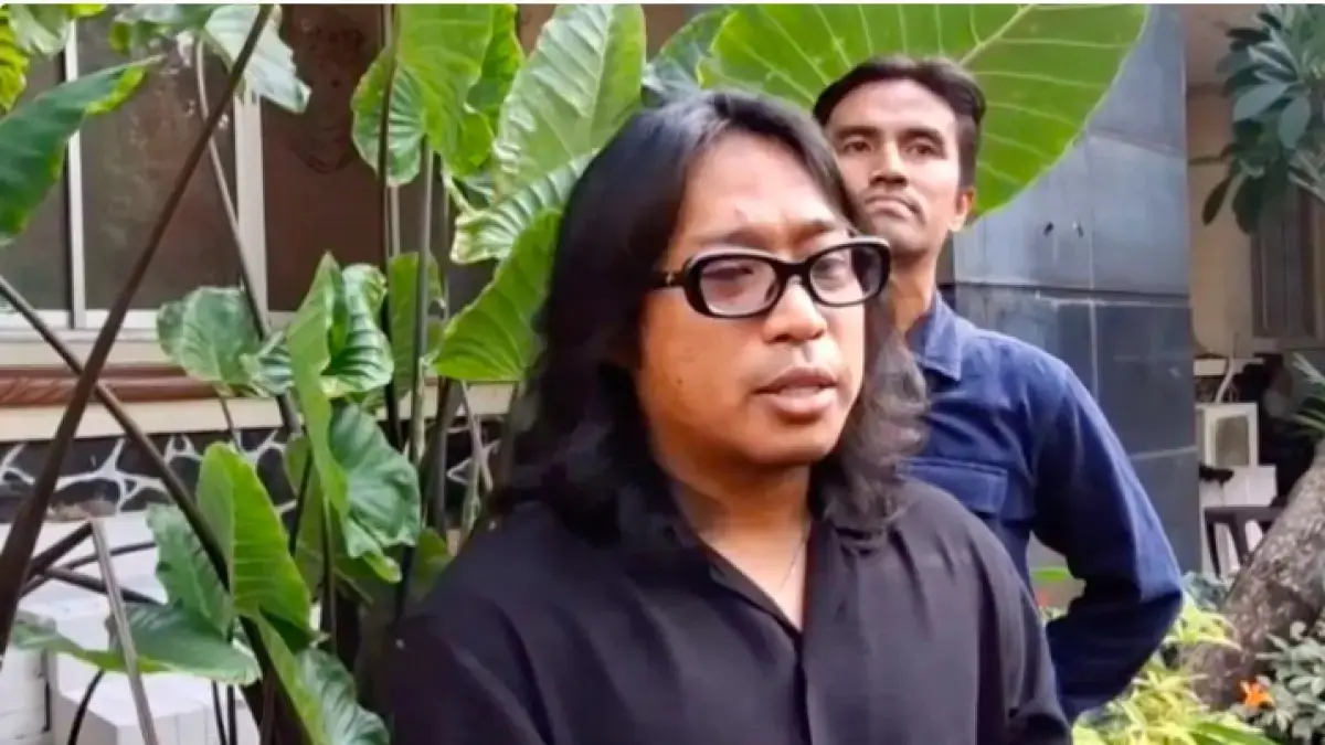 Komika Praz Teguh menyampaikan keterangan kepada awak media. ((Sahrul Yunizar/JawaPos.com)